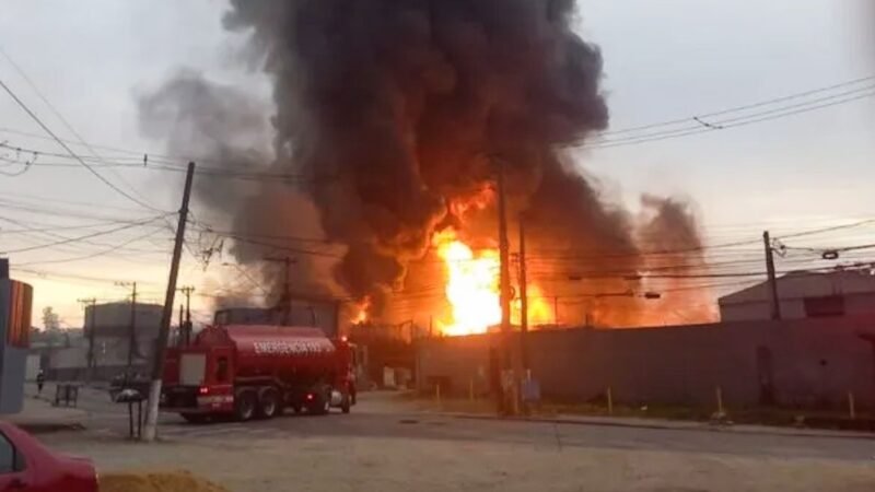 Prefeitura interdita entorno de fábrica atingida por incêndio em SP