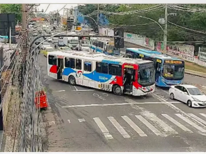 Criminosos usam ônibus em barricadas contra operação policial no Rio
