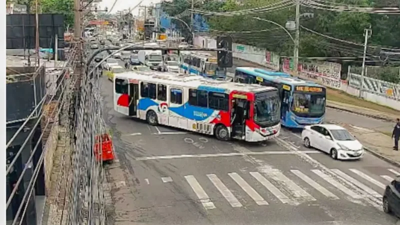 Criminosos usam ônibus em barricadas contra operação policial no Rio