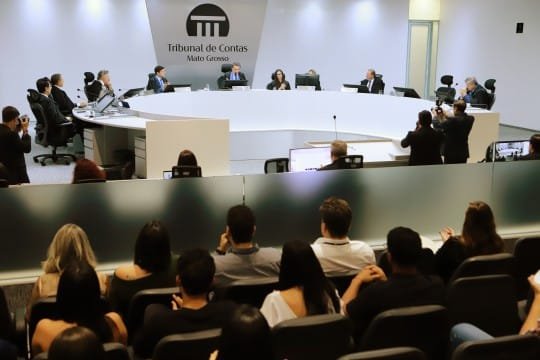 TCE mantém suspenso contrato de R$ 42,6 milhões para terceirização da merenda escolar
