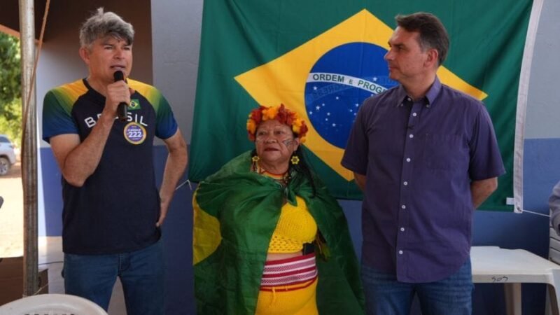 Flávio Bolsonaro desembarca em MT e cumpre agenda à convite de Medeiros