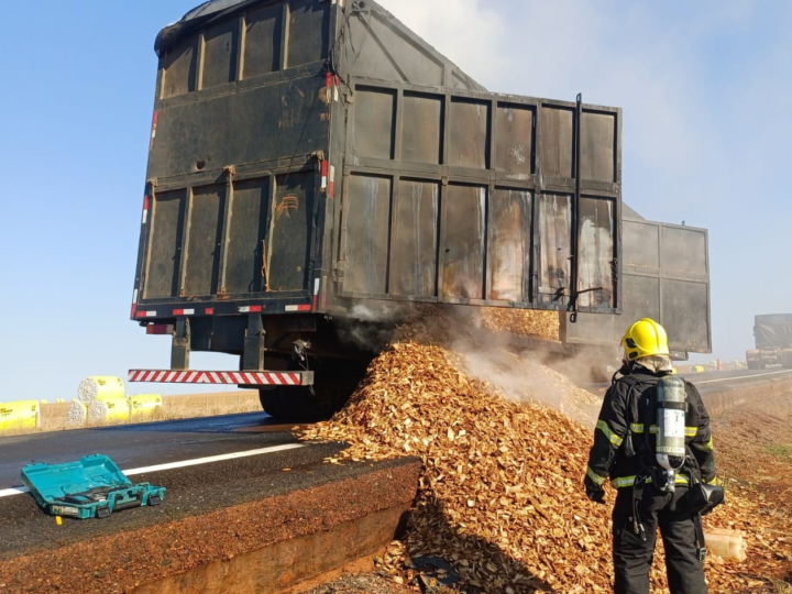Carreta carregada com lascas de madeira pega fogo na rodovia BR-163 no médio-norte