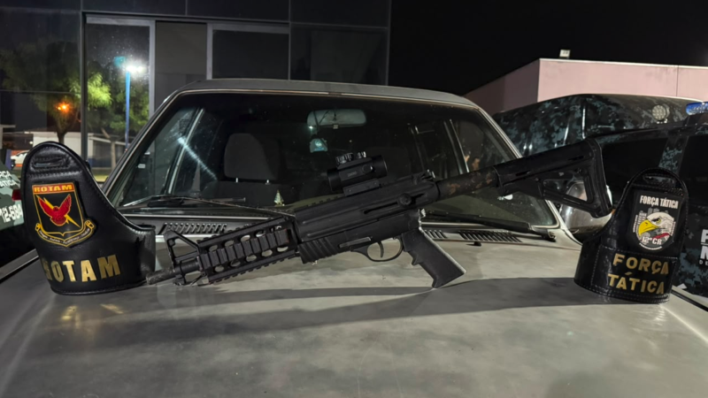 Motorista de caminhonete Hilux é preso com submetralhadora e colete balístico em abordagem