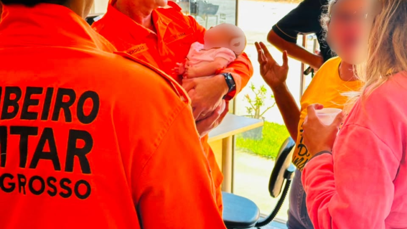 Bombeiros militares salvam bebê  de um mês que engasgou com leite materno