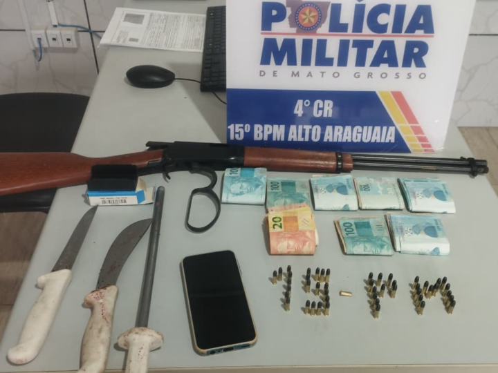 Motorista é flagrado com duas vacas abatidas, carabina e R$ 7 mil em caminhonete em rodovia