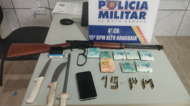 Motorista é flagrado com duas vacas abatidas, carabina e R$ 7 mil em caminhonete em rodovia