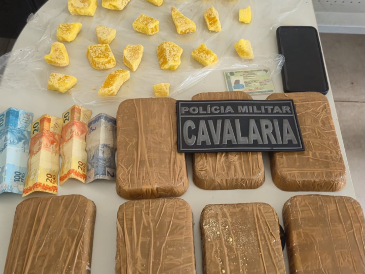 Cavalaria da PM prende homem com sete tabletes de pasta base em Chapada dos Guimarães
