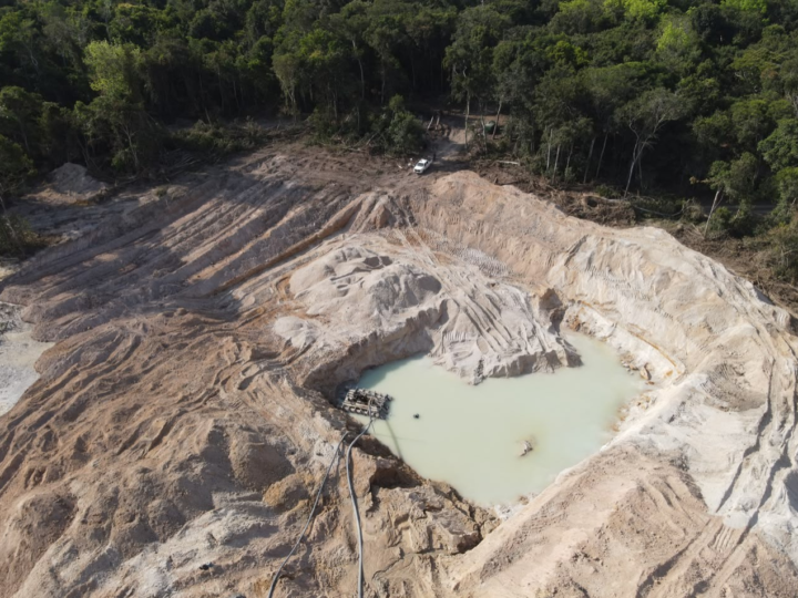 Batalhão Ambiental fecha garimpo irregular e apreende escavadeiras e equipamentos
