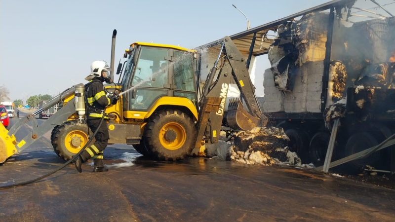 Fogo em carga de algodão atinge duas carretas na rodovia BR-364