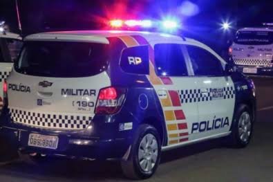 Homem invade residência, esfaqueia morador e é preso após levar paulada na cabeça da mãe da vítima