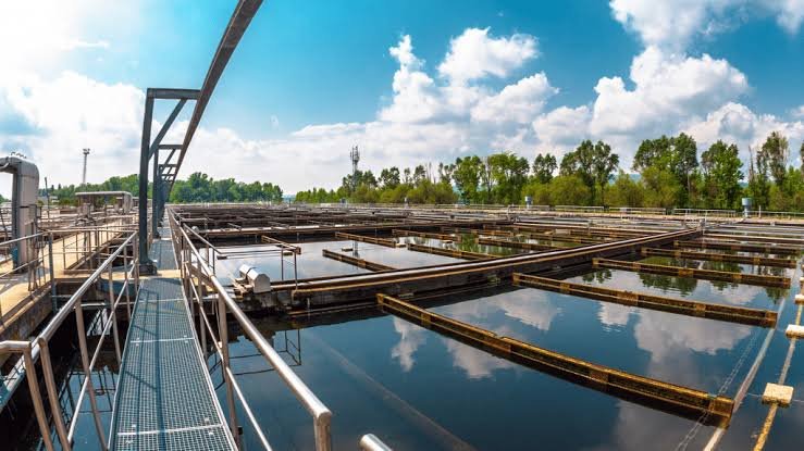 Operação flagra concessionária tratando água distribuída à população com cal de obras