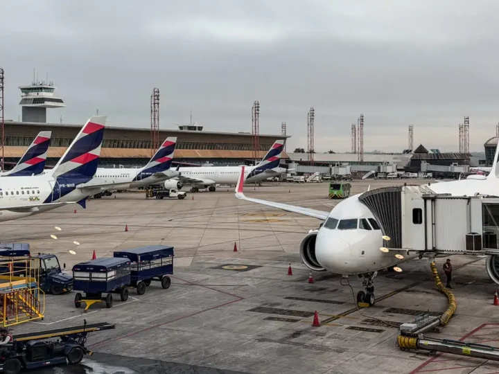Anvisa atualiza regras de segurança sanitária para aviões e aeroportos