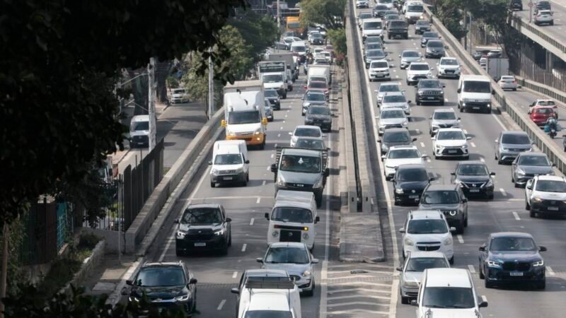 Paralisação de trens causa congestionamento nas ruas de SP