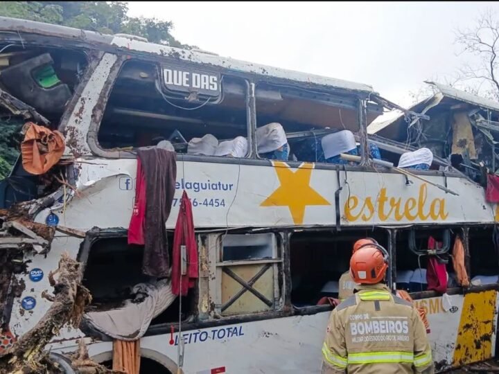 Nove pessoas morrem em tombamento de ônibus em Petrópolis