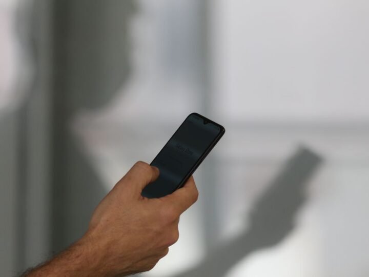 Mais de 830 mil celulares foram subtraídos em 2025, aponta relatório
