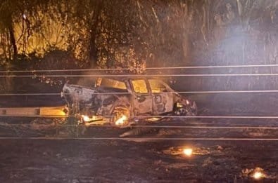 Carro pega fogo após derrubar poste em rodovia e motorista é arremessada