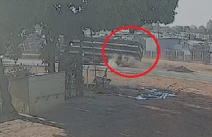 Câmera flagra momento em que carreta com porcos tomba em rodovia em Várzea Grande