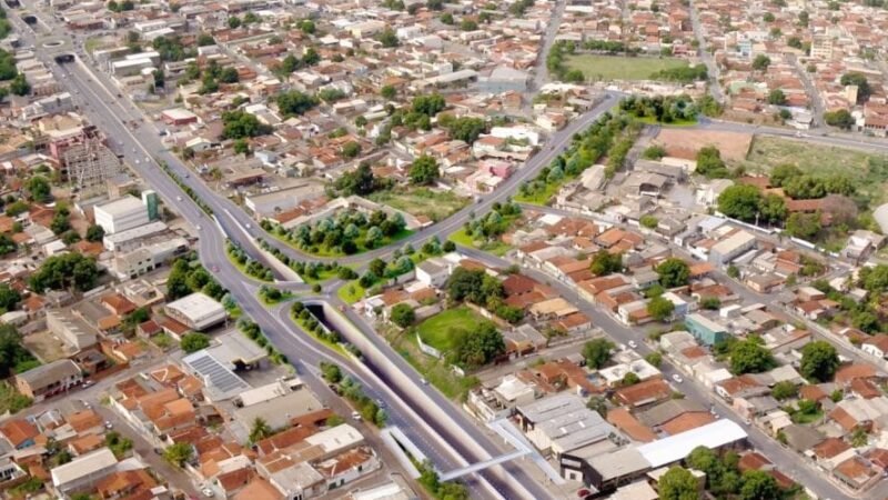 Trânsito é liberado em duas pistas na rotatória de avenida no Complexo Leblon