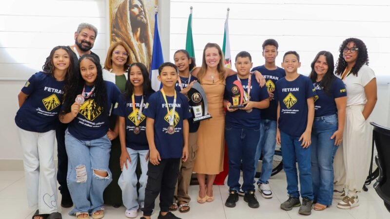 Campeões do FETRAN 2026, alunos da EMEB Professor Paulo Freire são recebidos pela prefeita