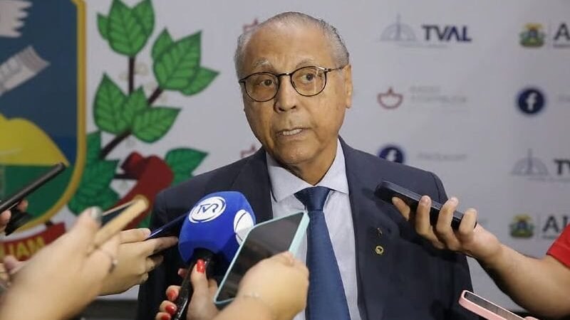 Júlio Campos se irrita com sindicalista durante entrevista e manda segurança retirá-lo da AL
