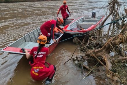Corpo de Bombeiros localiza corpo de jovem que caiu de embarcação no Rio São Lourenço