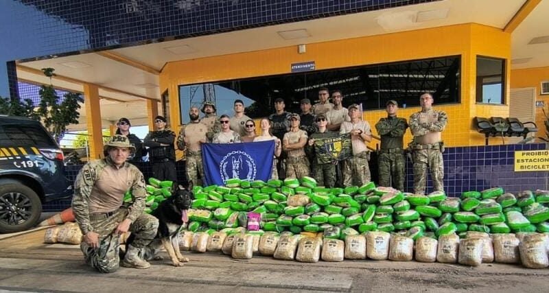 Casal é preso pela PRF com meia tonelada de drogas em caminhão de mudança na rodovia BR-364