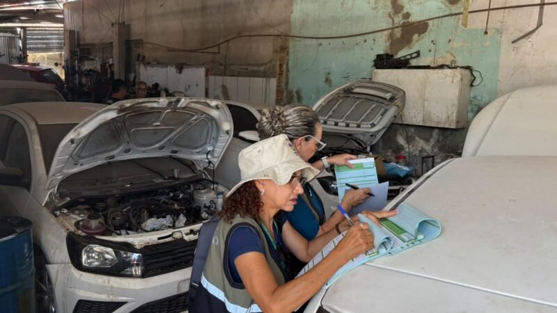 Ação de orientação e notificação libera vias e calçadas tomadas por sucatas