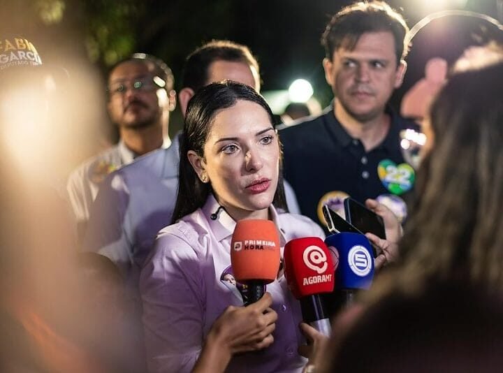 TRE libera vídeo de Janaina Riva e o pai dançando “Segura o Tchan” em frente à Assembleia