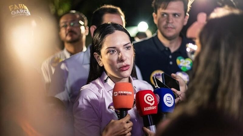 TRE libera vídeo de Janaina Riva e o pai dançando “Segura o Tchan” em frente à Assembleia