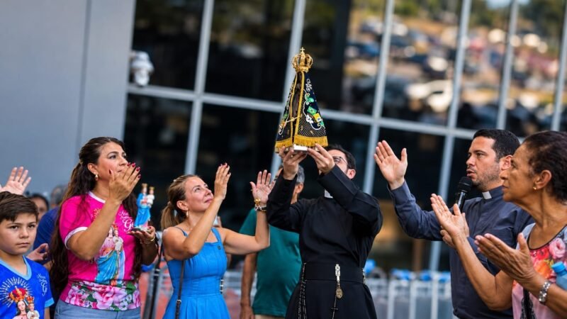 Fé e devoção marcam fim de semana com chegada de Nossa Senhora Aparecida