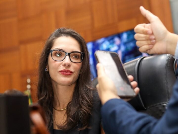 TRE segue STF e manda PL devolver tempo retirado de Janaína na televisão e no rádio