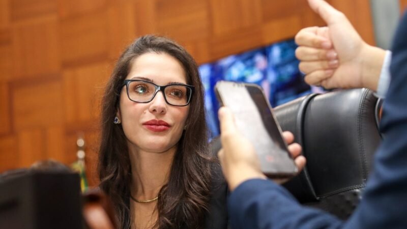 TRE segue STF e manda PL devolver tempo retirado de Janaína Riva na televisão e no rádio