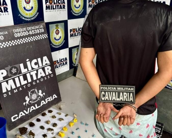 Jovem é preso com pasta base e maconha em casa abandonada em Cuiabá