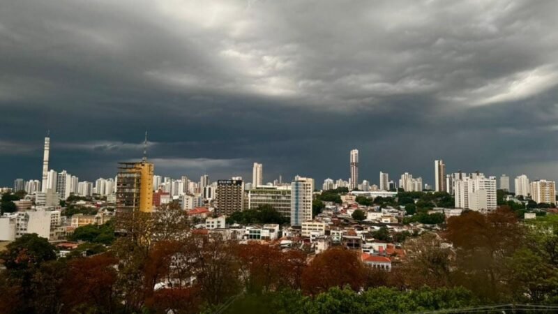 Frente fria e calor intenso devem causar temporais com raios e ventos de até 90 km/h em MT