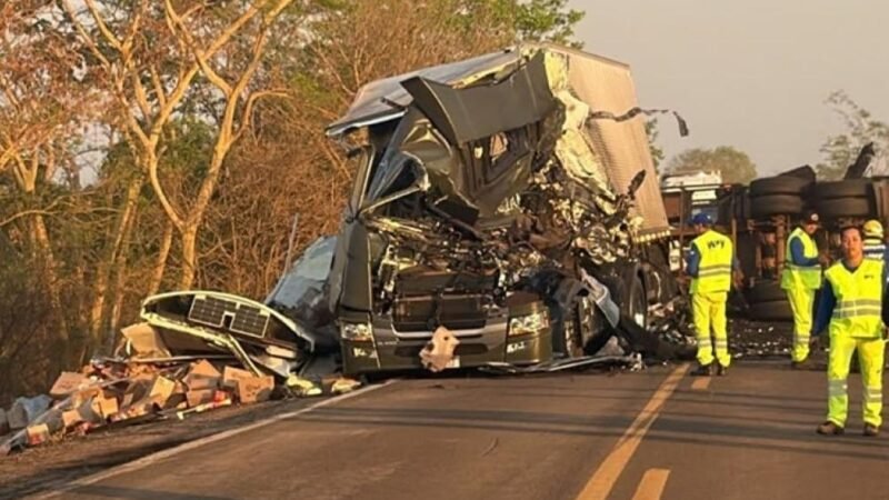 Motorista morre em batida frontal entre carretas na Serra da Petrovina em MT