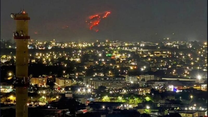 Fogo atinge morro e prefeitura municipal decreta situação de emergência; veja vídeos