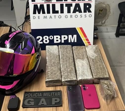Mulher cai de mota durante tentativa de fuga e é presa com quase 4 kg de maconha