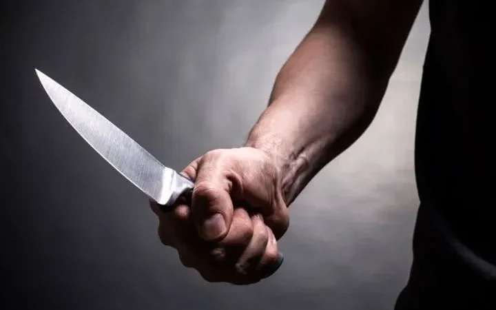Homem mata mulher a facadas após discussão e se esconde no corredor da casa