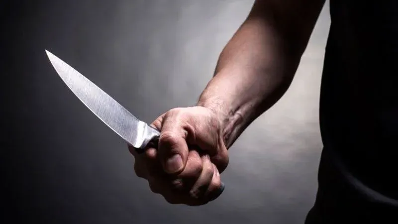 Homem mata mulher a facadas após discussão e se esconde no corredor da casa