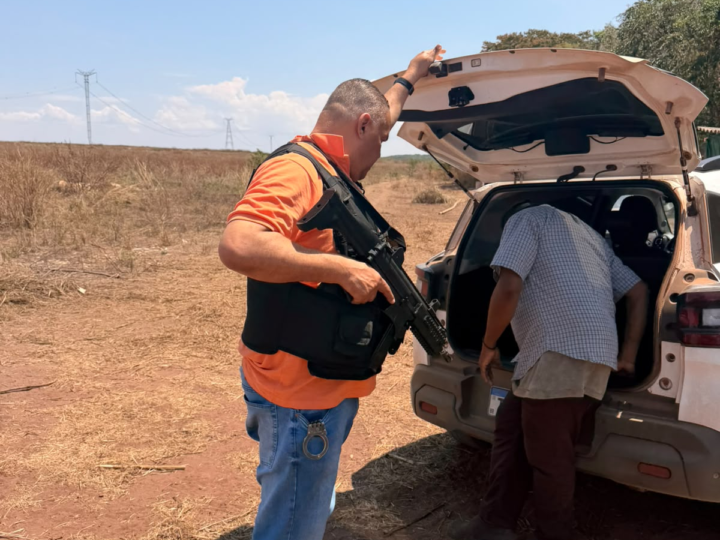 Tio é preso por violência contra sobrinhos adolescentes e tem armas confiscadas pela polícia