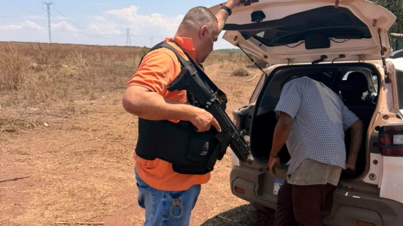 Tio é preso por violência contra sobrinhos adolescentes e tem armas confiscadas pela polícia