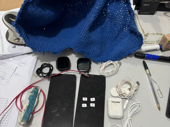 Policiais apreendem bola com celulares arremessada para dentro de penitenciária