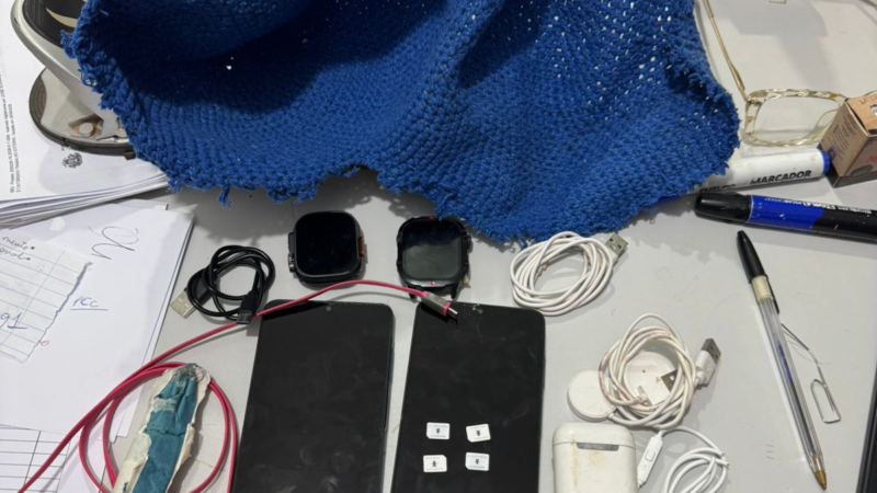 Policiais apreendem bola com celulares arremessada para dentro de penitenciária