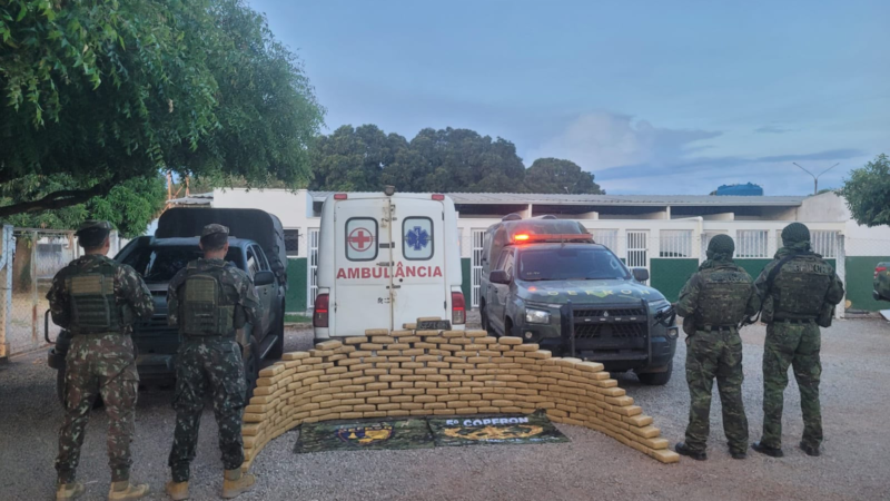 Gefron apreende 216 tabletes de skunk avaliados em R$ 648 mil em ambulância e prende dois