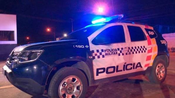 Bêbado enforca esposa na frente dos filhos enquanto ela dormia e é preso pela PM