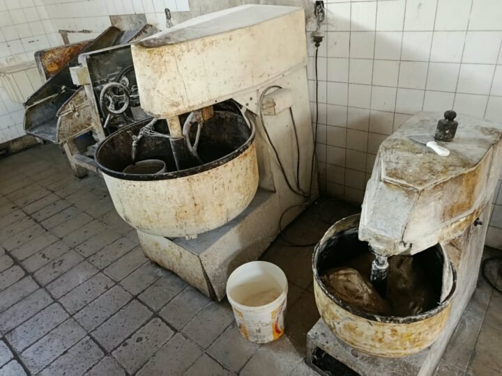 Padaria interditada há mais de um ano é fechada por funcionar irregularmente em bairro de Cuiabá