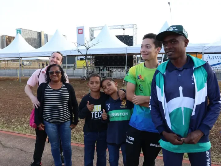 Público madruga para assistir ao desfile na Esplanada dos Ministérios