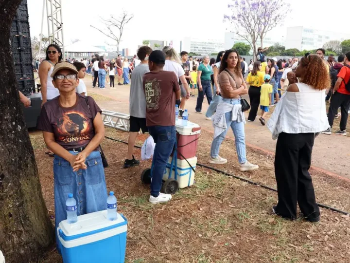 Ambulantes “desfilam” no 7 de Setembro em busca de sustento