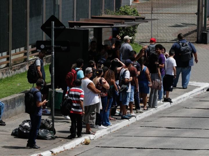Motoristas de ônibus fazem paralisação na zona sul de São Paulo