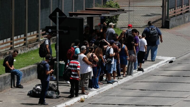 Motoristas de ônibus fazem paralisação na zona sul de São Paulo